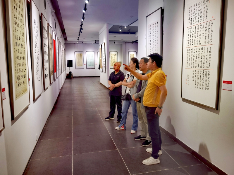 中心組織黨員代表參觀省廉潔文化美術(shù)書法設(shè)計(jì)作品展 中心組織黨員代表參觀省廉潔文化美術(shù)書法設(shè)計(jì)作品展