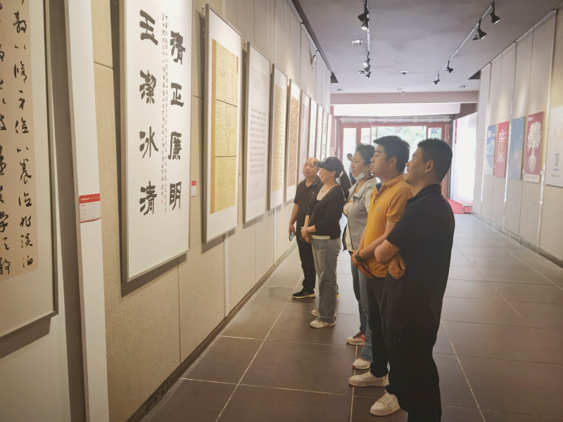 中心組織黨員代表參觀省廉潔文化美術(shù)書法設(shè)計(jì)作品展 中心組織黨員代表參觀省廉潔文化美術(shù)書法設(shè)計(jì)作品展