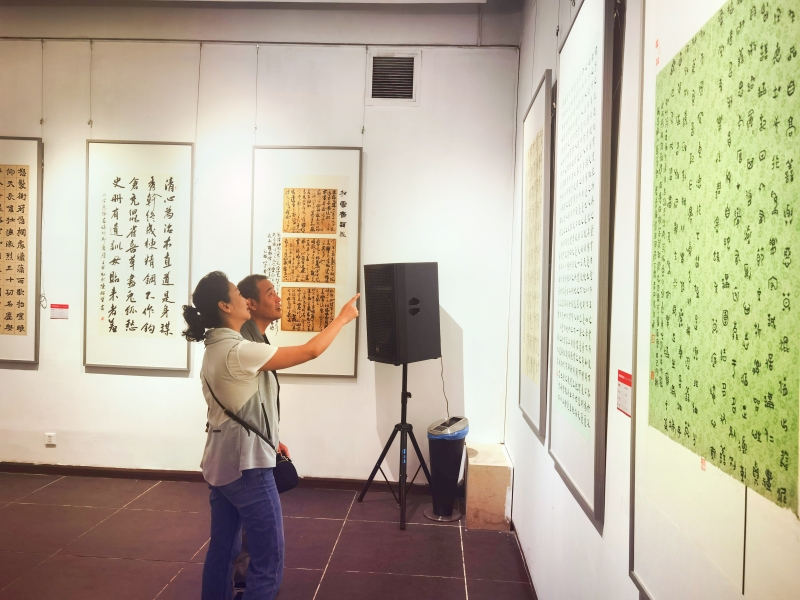 中心組織黨員代表參觀省廉潔文化美術(shù)書法設(shè)計(jì)作品展 中心組織黨員代表參觀省廉潔文化美術(shù)書法設(shè)計(jì)作品展