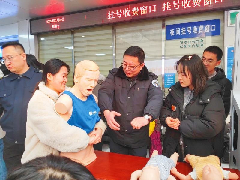 心手相連 點亮生命—省緊急醫療救援中心聯合蘭州石化總醫院圓滿舉行“120”國家急救日倡議暨急救科普大課堂公益培訓活動 心手相連 點亮生命—省緊急醫療救援中心聯合蘭州石化總醫院圓滿舉行“120”國家急救日倡議暨急救科普大課堂公益培訓活動