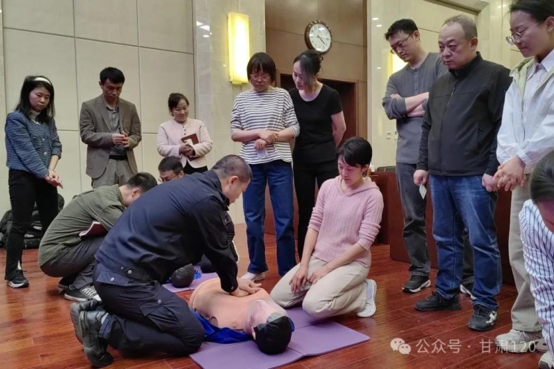 守護(hù)“打鐵人”健康 省緊急醫(yī)療救援中心開(kāi)展省紀(jì)檢監(jiān)察干部專(zhuān)場(chǎng)急救培訓(xùn) 守護(hù)“打鐵人”健康 省緊急醫(yī)療救援中心開(kāi)展省紀(jì)檢監(jiān)察干部專(zhuān)場(chǎng)急救培訓(xùn)
