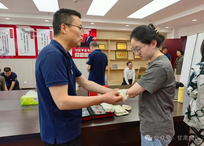 省緊急醫療救援中心走進省中醫藥管理局開展健康科普與急救技能培訓宣教活動 省緊急醫療救援中心走進省中醫藥管理局開展健康科普與急救技能培訓宣教活動